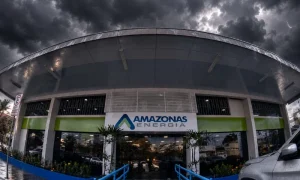 Passageira encontra absorvente preso em capacete de moto por app em Manaus de forma inusitada