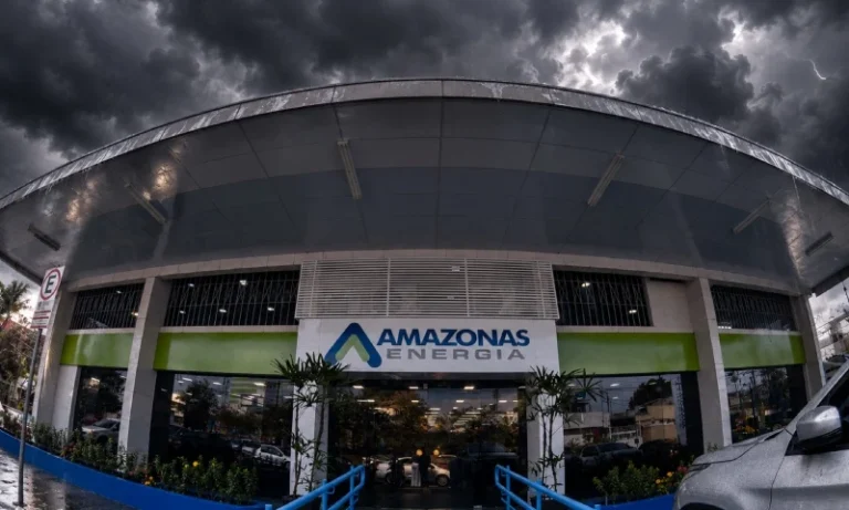 Passageira encontra absorvente preso em capacete de moto por app em Manaus de forma inusitada